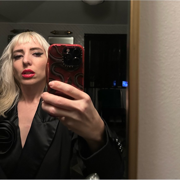 Hi, I’m Max! I love fashion and interior design. - Picture 3 of 17